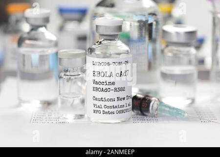 Experimentelle Ebola Zaire Virus Impfstoff mit Laborgeräten und Spritze. Stockfoto