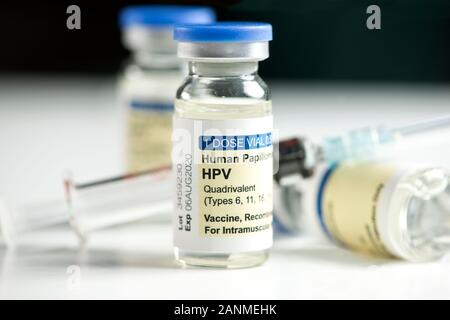 Menschliche Pailloma HPV-Impfstoff Durchstechflaschen und Spritze. Stockfoto