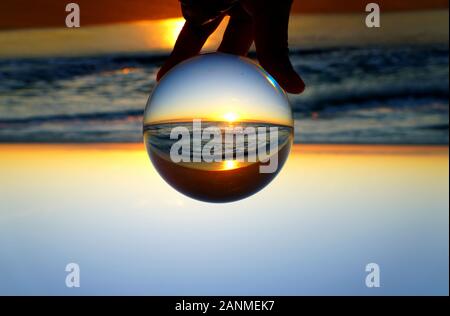 Schöner Sonnenaufgang, der durch einen Linsenkugel am Fort Lauderdale Beach, Florida, USA, aufgenommen wurde Stockfoto