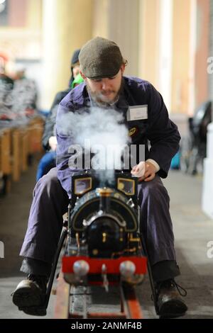 Die Londoner Modell Engineering Ausstellung eröffnete heute im Alexandra Palace, London. Dies ist das 24. Jahr stattgefunden hat. Die Show ist eine der größten Modellierung Ausstellungen in Großbritannien, mischen das gesamte Spektrum der Modellerstellung aus traditionellen Modell engineering, Dampflokomotiven und Zugmaschinen bis hin zu modernen Gadgets und' Boys Toys' einschließlich der Nutzfahrzeuge, Boote, Flugzeuge und Hubschrauber. Über 45 nationale und regionale Modellierung Vereine und Gesellschaften und Verbände werden Arbeiten von ihren Mitgliedstaaten und den Wettbewerb der renommierten Gesellschaft Schild zu gewinnen. Insgesamt nahezu Stockfoto