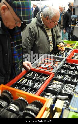 Enthusiasten Shopping für Teile, die an der London Model Engineering Ausstellung eröffnete heute im Alexandra Palace, London. Dies ist das 24. Jahr stattgefunden hat. Die Show ist eine der größten Modellierung Ausstellungen in Großbritannien, mischen das gesamte Spektrum der Modellerstellung aus traditionellen Modell engineering, Dampflokomotiven und Zugmaschinen bis hin zu modernen Gadgets und' Boys Toys' einschließlich der Nutzfahrzeuge, Boote, Flugzeuge und Hubschrauber. Über 45 nationale und regionale Modellierung Vereine und Gesellschaften und Verbände werden Arbeiten von ihren Mitgliedstaaten und konkurrierenden Die prestigiou zu gewinnen. Stockfoto