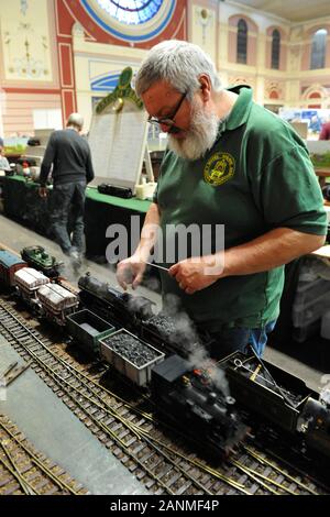 Ein Enthusiast der Vorbereitung einer 16-mm-Schmalspurbahn an der London Model Engineering Ausstellung, die heute im Alexandra Palace, London eröffnet. Die Show ist eine der größten Modellierung Ausstellungen in Großbritannien, mischen das gesamte Spektrum der Modellerstellung aus traditionellen Modell engineering, Dampflokomotiven und Zugmaschinen bis hin zu modernen Gadgets und' Boys Toys' einschließlich der Nutzfahrzeuge, Boote, Flugzeuge und Hubschrauber. Über 45 nationale und regionale Modellierung Vereine und Gesellschaften und Verbände werden Arbeiten von ihren Mitgliedstaaten und den Wettbewerb der renommierten Gesellschaft Schild zu gewinnen. In t Stockfoto