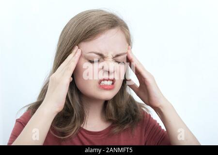 Junge kaukasier Frau die Hand auf die Stirn, krank, Angst, Kopfschmerzen und Fieber Stockfoto