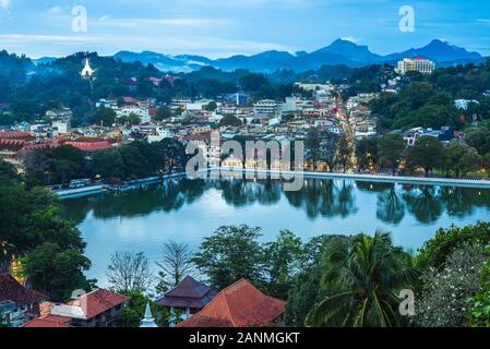 Kandy, der letzten Hauptstadt des antiken Sri Lanka, am See Stockfoto