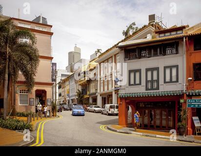 Blick auf die Shophouses auf dem Ann Siang Hill (rechts) und der Ann Siang Road (links) von der Club Street in Chinatown, Singapur. Stockfoto