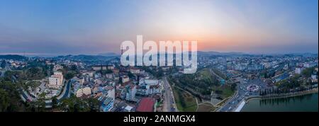 Da Lat oder Dalat, Vietnam Abendpanorama bei Sonnenuntergang, einschließlich Stadtzentrum, Eiffelturm, Alpensee und Berge Stockfoto