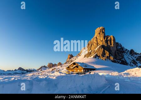 Blick auf den Gipfel Ra Gusela vor dem Berg Averau und Nuvolau, in Passo Giau, hochalpiner Pass in der Nähe von Cortina d'Ampezzo, in den Dolmen, Italien Stockfoto