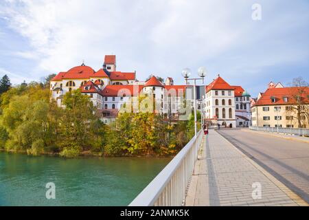 Die Basilika St. Mang und Lech in Füssen, Bayern, Deutschland. Die St.-Mang-Basilika wurde im 18. Jahrhundert erbaut. Bayern, Füssen, Deutschland. Stockfoto