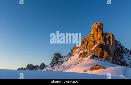 Blick auf den Gipfel Ra Gusela vor dem Berg Averau und Nuvolau, in Passo Giau, hochalpiner Pass in der Nähe von Cortina d'Ampezzo, in den Dolmen, Italien Stockfoto