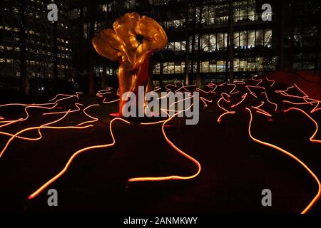 London, Großbritannien. 17 Jan, 2020. Foto auf Jan. 17, 2020 zeigt einen leichten Installation mit dem Titel Kringel durch Angus Miur Design während der Winter Lights in Canary Wharf in London, Großbritannien. Quelle: Tim Irland/Xinhua/Alamy leben Nachrichten Stockfoto