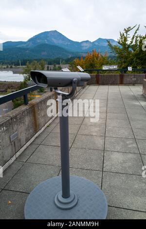 Öffentliche Teleskop auf dem Dach des Besucherzentrums, Bonneville Dam, Cascade Locks, Oregon, USA Stockfoto