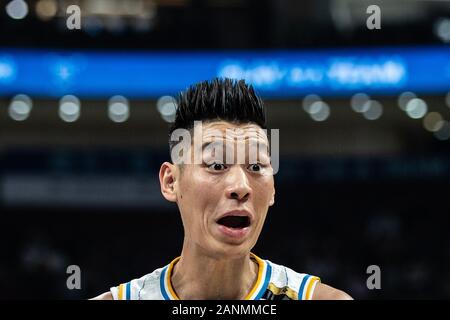 Peking, China. 17 Jan, 2020. Jeremy Lin von Peking Enten Basketball Club während der 28 Runden Match gegen Shenzhen Flieger an der chinesischen Basketball-Liga (CBA) Liga in Peking, der Hauptstadt von China, Jan. 17, 2020 reagiert. Credit: Wu Zhuang/Xinhua/Alamy leben Nachrichten Stockfoto