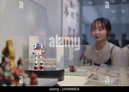 Peking, 31.01.17. 8 Feb, 2020. Ein Besucher schaut Teig Modellierung Kunstwerke während der Vorschau von Chinesischen Teig Modellierung Ausstellung im Japan-China Friendship Center Museum in Tokio, Japan, Jan. 17, 2020. Die Ausstellung wird von Januar 18 bis Februar 8, 2020 statt. Credit: Du Xiaoyi/Xinhua/Alamy leben Nachrichten Stockfoto