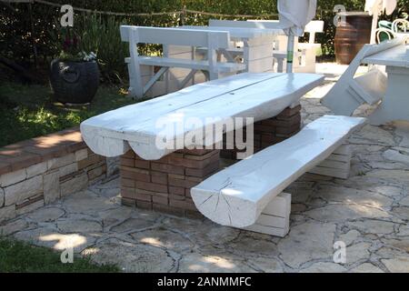 Leere Stühle und Tische im Biergarten Stockfoto