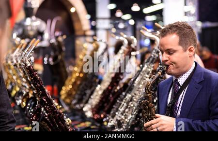 Peking, USA. 16 Jan, 2020. Ein Mann führt an der National Association of Music Merchants (NAMM) Show in Anaheim, USA, Jan. 16, 2020. Die viertägige Veranstaltung wird voraussichtlich mindestens 110.000 Menschen zusammen zu bringen und rund 2.000 Aussteller aus mehr als 120 Ländern und Regionen auf der ganzen Welt, mit mehr als 7.000 Marken, modernste Industrie Bildung, sowie exklusive Veranstaltungen, Konzerte und Erlebnisse. Credit: Li Ying/Xinhua/Alamy leben Nachrichten Stockfoto