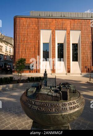 Polen, Krakau, Modell der ehemaligen Kirche Wszystkich Swietych und Wyspianski Pavillon 2000 mit Fleck Brille von Wyspianski Stockfoto