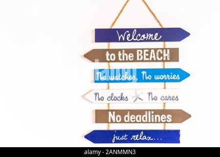 Strand mit Zeiger zum Strand willkommen und auf weißem Hintergrund mit Platz für Text isoliert Entspannen Stockfoto