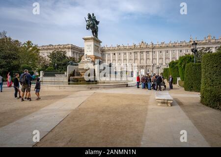 Madrid, Spanien - Denkmal für Philip IV vor dem Königlichen Palast Stockfoto