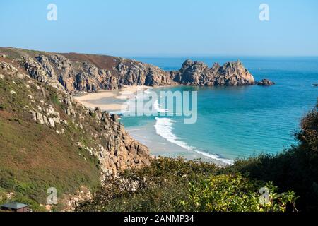 Meeresklippen, die Küste von Cornish und der Strand Pedn Vounder aus Sicht der Küstenpfade an einem späten Sommertag im September mit blauem Himmel, Cornwall, England, Großbritannien Stockfoto