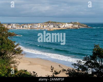 Sandy Porthminster Beach mit der Cornish Stadt am Meer und Ferienort St. Ives darüber hinaus an einem Spätsommerabend, Cornwall, England, Großbritannien Stockfoto