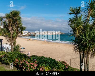 Sandy Porthminster Beach mit der Cornish Stadt am Meer und Ferienort St. Ives darüber hinaus an einem Spätsommerabend, Cornwall, England, Großbritannien Stockfoto