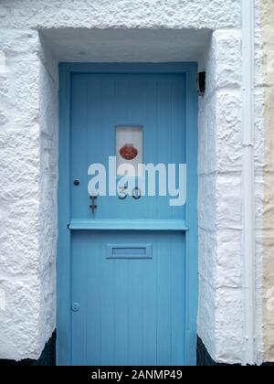 Blau lackierte Tür mit maritimen Stil in weiß getünchten Häuschen Eingang, St Ives, Cornwall, England, Großbritannien Stockfoto