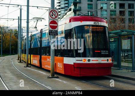 Toronto, Kanada - Dezember, 2019 eine neue Bombardier - TTC Straßenbahnen auf der King Street in Toronto. Stockfoto