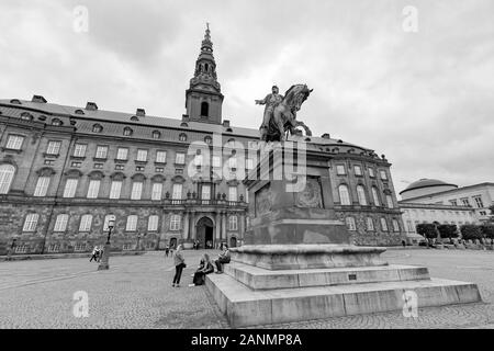 Kopenhagen, Dänemark - 29 August: Nicht identifizierte Personen rund um den Christansborg Palace in Kopenhagen, Dänemark, laufen am 29. August 2016. Stockfoto