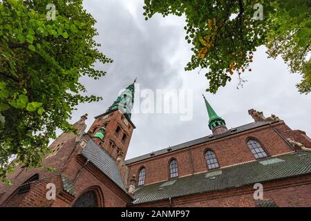 Suchen, um sich an den schönen Nikolaj Kunsthalle Kunst Museum in Kopenhagen, Dänemark. Stockfoto