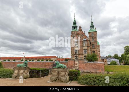 Weitwinkelansicht Schloss Rosenborg und Kasernen mit zwei Löwen Skulpturen in Kopenhagen, Dänemark. Stockfoto