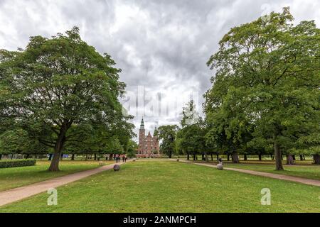 Weitwinkelansicht Schloss Rosenborg und Rasen in Kopenhagen, Dänemark. Stockfoto