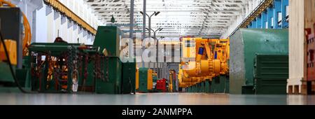 Die Hälfte bereit Heavy Truck stehen am Ende der Produktionslinie Stockfoto