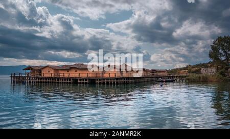 Panorama des Museums auf dem Wasser in der Bucht von Knochen am Ohridsee in Nord-Mazedonien.Dorf am See. Stockfoto