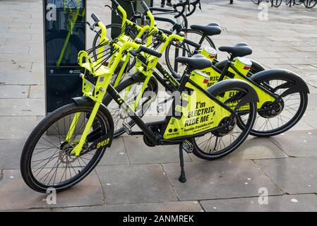 London, Großbritannien - 16 Januar, 2020: Dockless elektrische Fahrräder in London Fuß Pfade Stockfoto