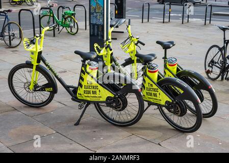 London, Großbritannien - 16 Januar, 2020: Dockless elektrische Fahrräder in London Fuß Pfade Stockfoto