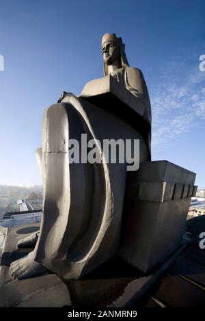 Statue der Heiligen Barbara auf dem Dach der Akademie für Bergbau und Metallurgie, AGH, Krakau, Polen Stockfoto