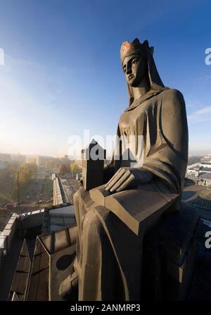 Statue der Heiligen Barbara auf dem Dach der Akademie für Bergbau und Metallurgie, AGH, Krakau, Polen Stockfoto