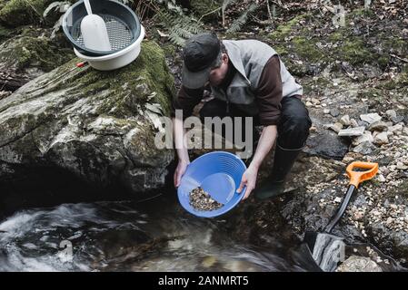 Outdoor Abenteuer auf dem Fluss. Goldwaschen Stockfoto