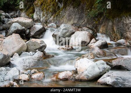 Wasser unten hetzen, den Stream in Milford Track Stockfoto