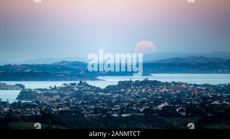 Supermoon steigen über Auckland, Blick vom Gipfel des Mount Eden Stockfoto