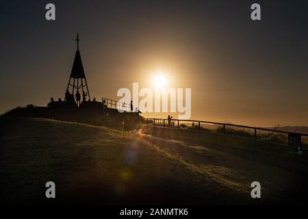 Silhouette Menschen Sonnenuntergang am Gipfel des Mount Eden, Auckland beobachten Stockfoto