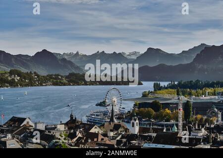 Hohen Winkel mit Blick auf den See inmitten der Stadt und die Berge gegen Sky Stockfoto