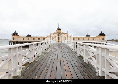 Varberg, Schweden - 3. September 2019: Die varberg open-air-Badewanne Haus Vorderansicht. Stockfoto