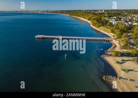 Luftaufnahme nach Gdynia Orlowo Pier und die Küste. Stockfoto