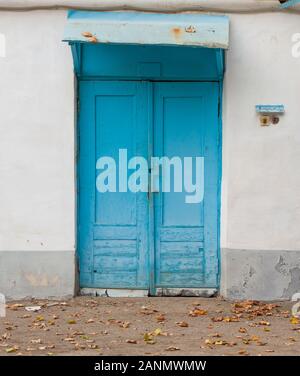 Hölzerne Tür auf einem alten, verlassenen Garage Stockfoto