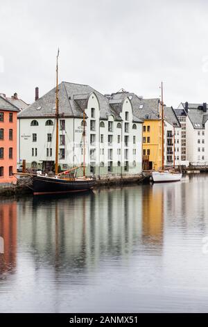 Historische Gebäude führen an der Küste von Alesund in Norwegen entlang. Alesund ist eine Hafenstadt an der Westküste Norwegens. Stockfoto