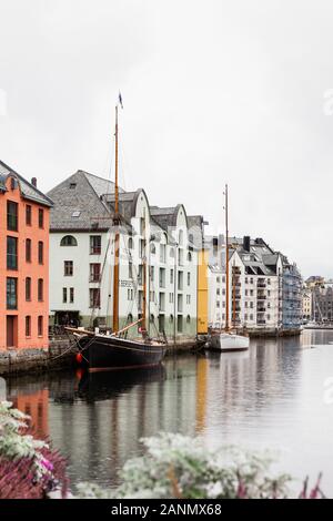 Historische Gebäude führen an der Küste von Alesund in Norwegen entlang. Alesund ist eine Hafenstadt an der Westküste Norwegens. Stockfoto