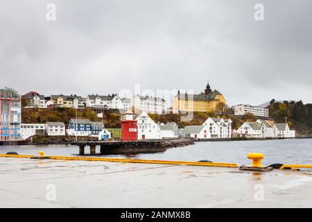 Tor zur Hafenstadt Alesund in Norwegen. Alesund liegt an der Westküste Norwegens. Stockfoto