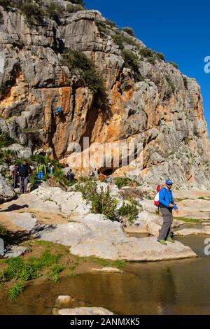 Wanderer, ein Spaziergang durch die Natur. Natur Umwelt Naturpark von Ardales. Im Süden der Provinz Malaga, Andalusien. Spanien Europa Stockfoto