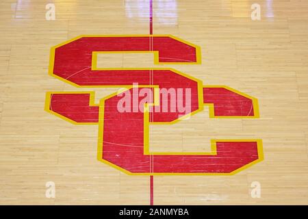 Detaillierte Ansicht der SC Logo Mitte der Galen Center während einer NCAA College Basketball Spiel gegen die Kalifornien goldenen Bären und Southern California Trojans, Donnerstag, Januar 16, 2020, in Los Angeles. Die Trojaner besiegten die Bohnen, 88-56. (Foto von IOS/ESPA-Bilder) Stockfoto